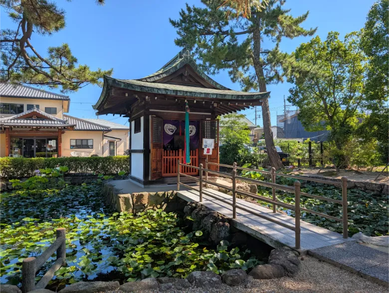 奈良県奈良市 喜光寺 弁天堂
